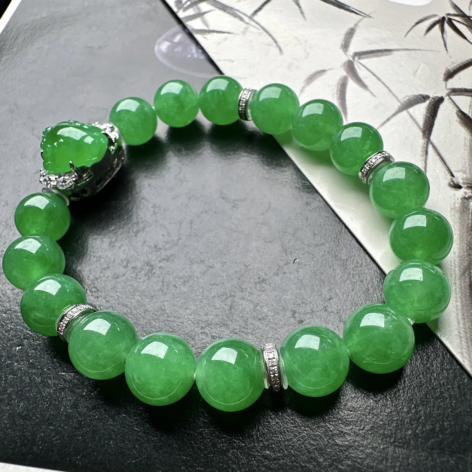 【冰种满绿圆珠手串】18k金钻镶嵌貔貅搭配手串，9.3圆珠，冰感十足，通透闪亮，颜色很艳丽，收藏品质，推荐入手