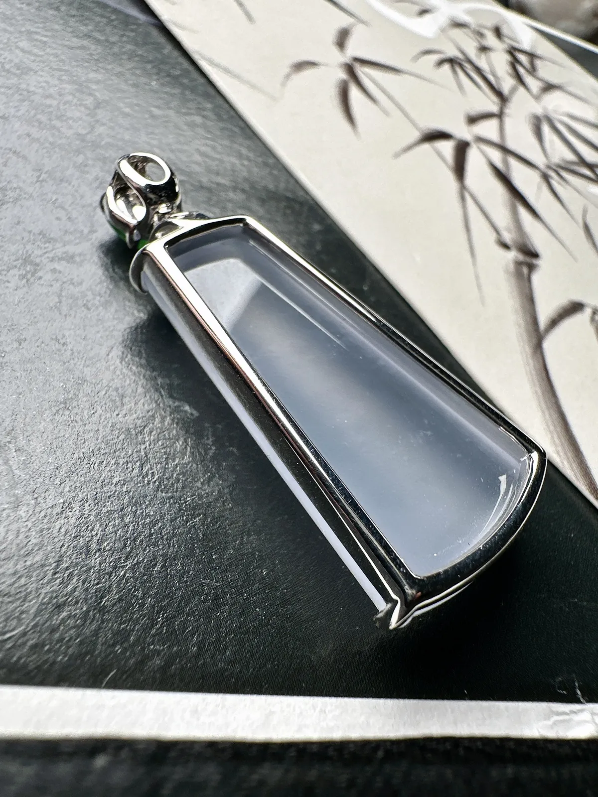 【冰种无事柱】精品，种水上乘，通透闪亮，晶莹剔透。18K金钻镶嵌，裸石尺寸33*17.6*6.3毫米