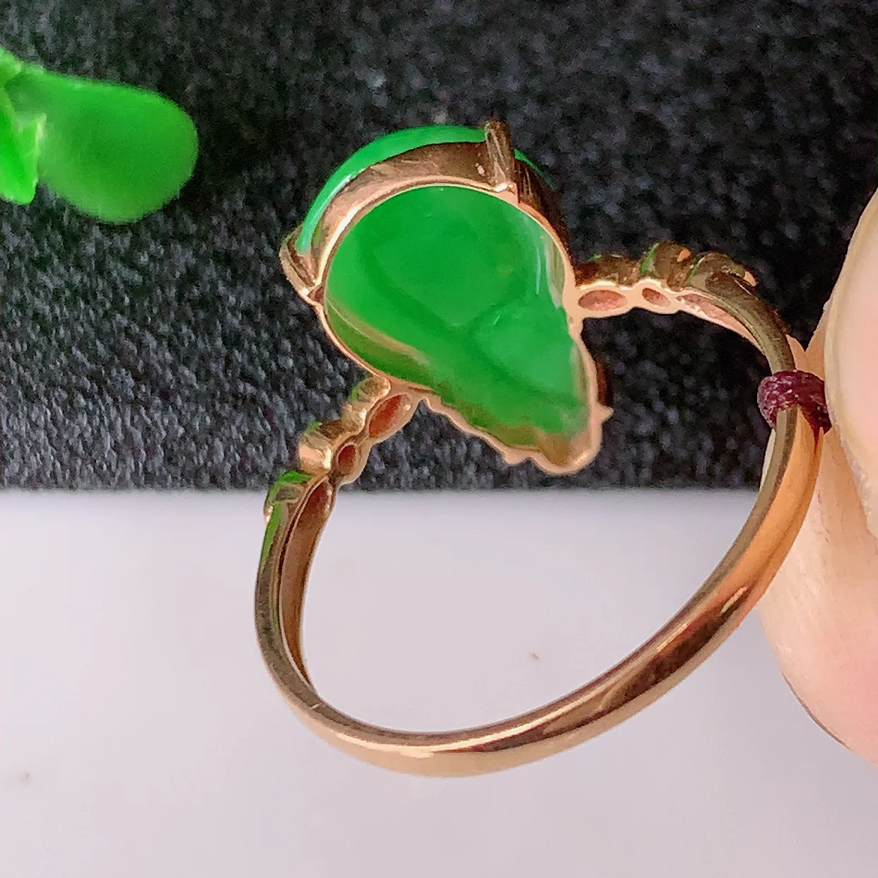 自然光实拍 18K金精工镶嵌翡翠满绿葫芦戒指，玉质细腻，翡翠色泽均匀，艳丽饱满，16圈口，款式高贵大气，上手亮眼，#01.17戒指整体21.5*17.8*4.5裸石15-8.8
