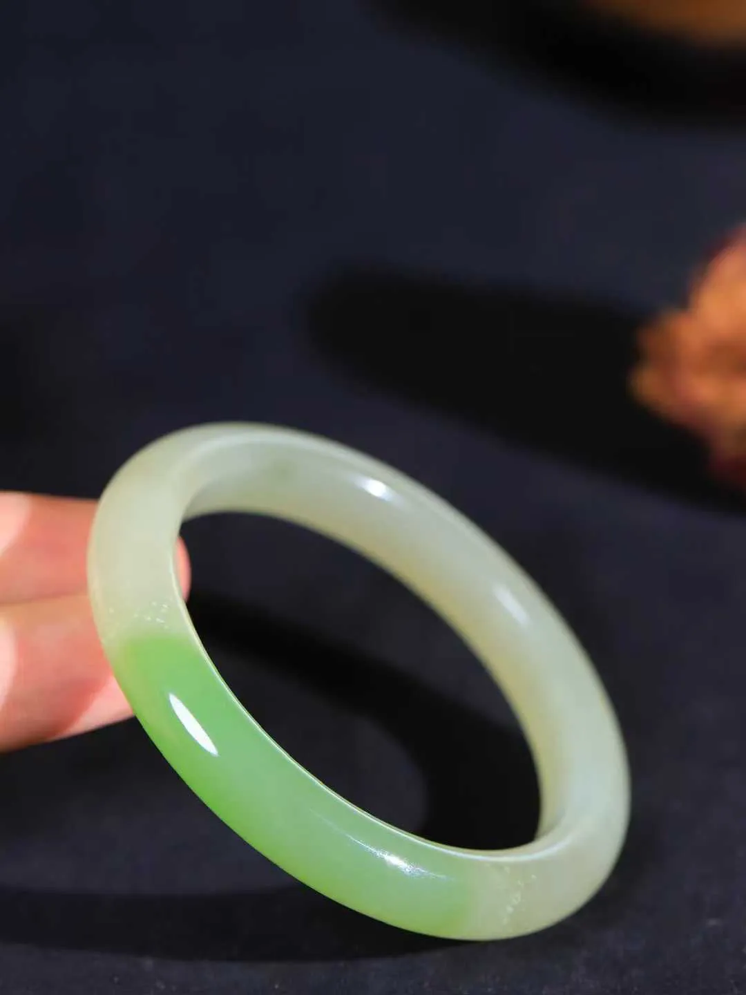 【翠色怡人.手镯】

收藏级和田玉翠青手镯，精品超级美镯，玉质细腻饱满，️温润脂香，仙雾缥缈，怡静如画，意蕴十足～，戴于腕间，神秘与高贵并存，给人以出尘的风雅，优美脱俗，气质非凡。重42克 内径55mm尺寸10.2-8.1mm191151943T