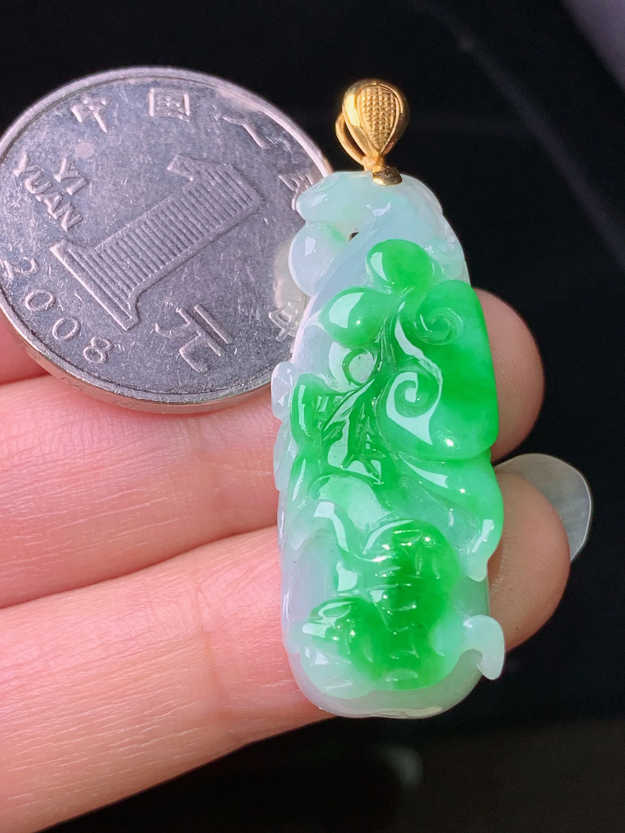 18k金镶嵌飘绿如意吊坠 玉质细腻 色泽清新艳丽 整体尺寸41.7*13.8*9.3