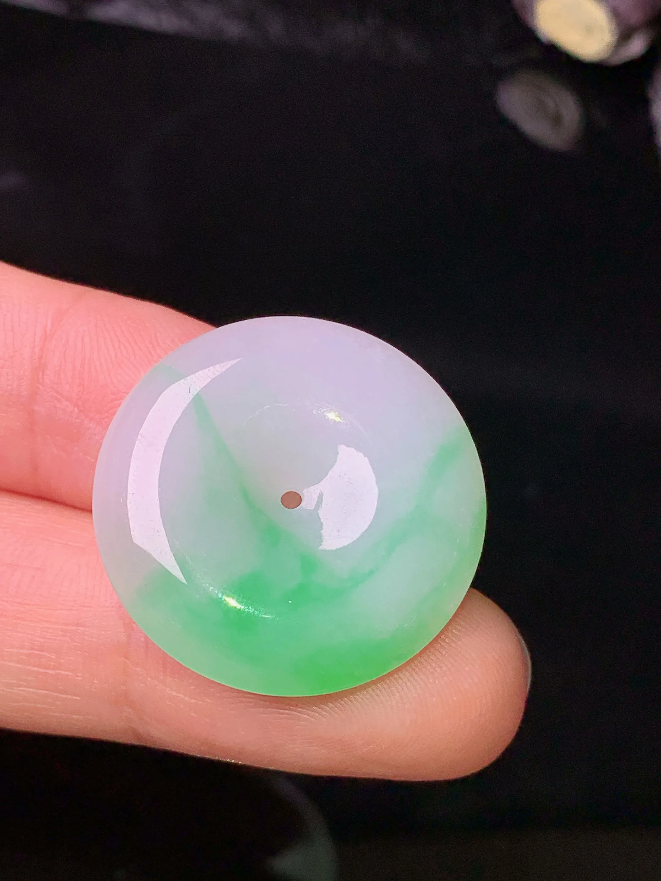 飘绿平安扣吊坠 玉质细腻 色泽清新艳丽 整体尺寸24.2*5.5