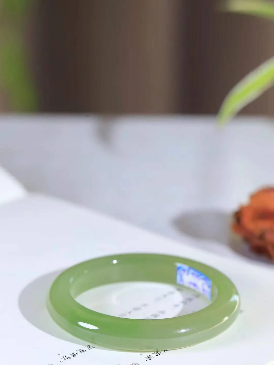 （一见钟情.手镯）

精品和田玉翠青手镯，玉质温和莹润，精光内蕴，手感舒适。整器简约，打磨光洁，让