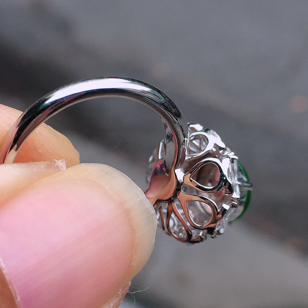 阳绿蛋面戒指，色泽均匀艳丽，玉质细腻，荧光感超
强，饱满圆润，尽显优雅气质，18k
金豪华镶嵌