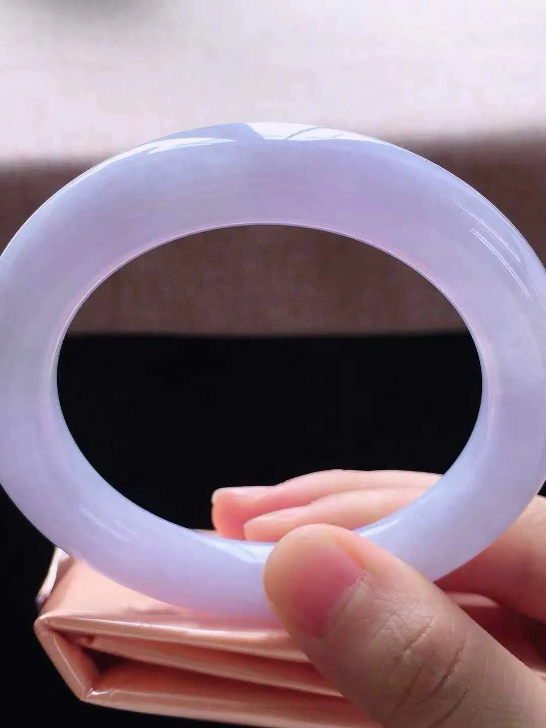 【翡翠名称】老种紫罗兰56.5圈口圆条翡翠手镯
【翡翠尺寸】56.5*11.2*11.2 mm适合56.5-58正圈口佩戴
【翡翠描述】缅甸天然翡翠A货，种老水足，玉质细腻，色泽靓丽，性价比高，佩戴效果好！