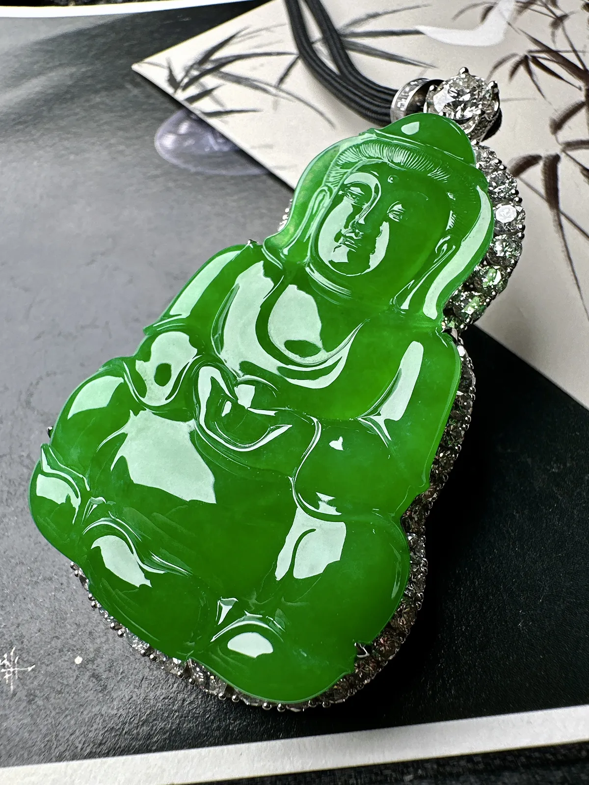 【冰阳满绿大观音】厚装大件，阳绿色泽，种质上乘，细润度很高，毫无结构感，工艺很漂亮，18k金钻镶嵌，裸石尺寸56.5*37.1*6.2毫米，收藏可选。