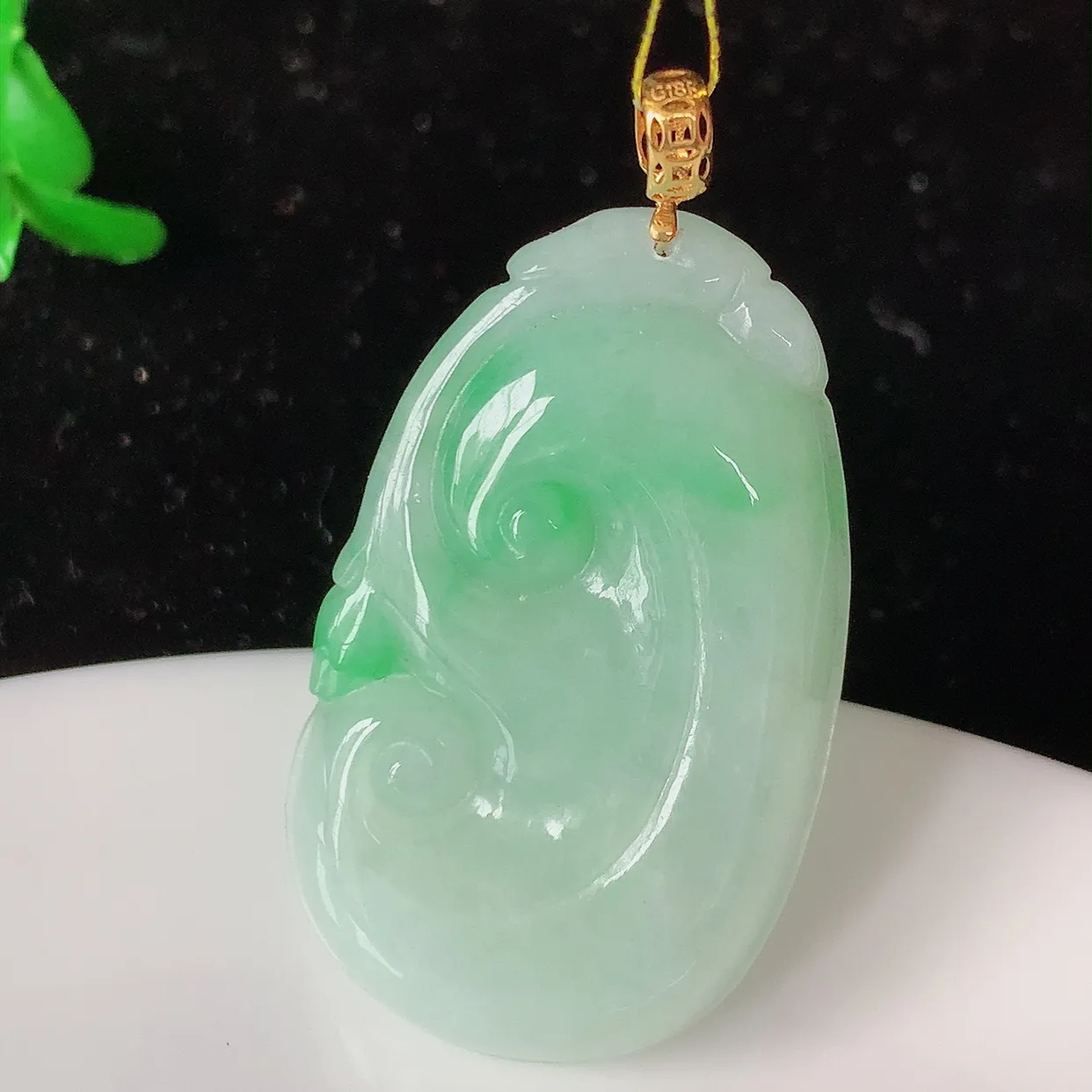 18k金镶嵌冰润飘绿翡翠如意吊坠，沁人心脾，精致典雅的设计，为佩戴者，增添色彩，送礼自留都是佳品选择！#35.17