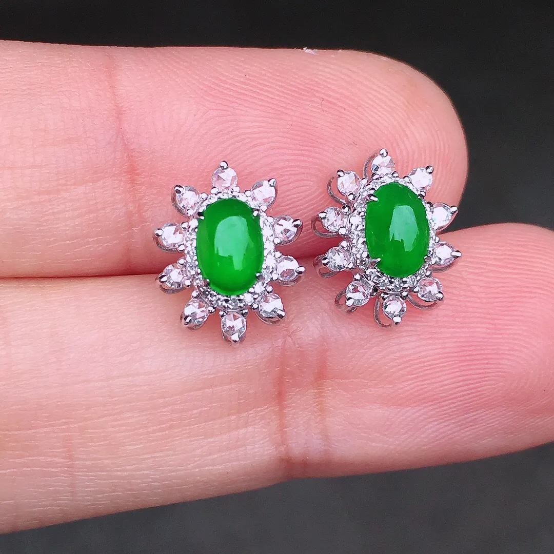 阳绿蛋面耳钉，色泽均匀艳丽，玉质细腻，荧光感超
强，饱满圆润，尽显优雅气质，18k
金豪华镶嵌