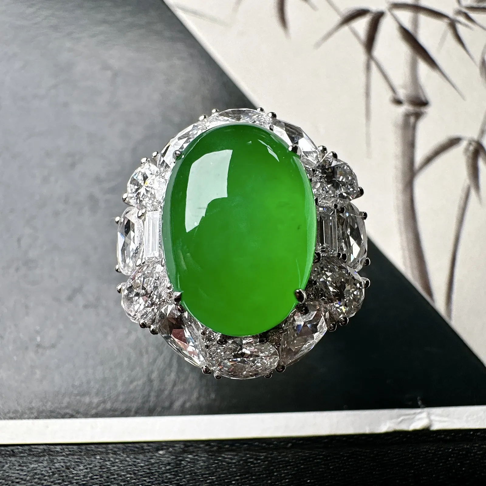 【冰种满绿蛋面戒指】质地细腻，通透闪亮，光泽耀眼，18k古法金钻镶嵌，裸石尺寸15.4*11.1*7毫米