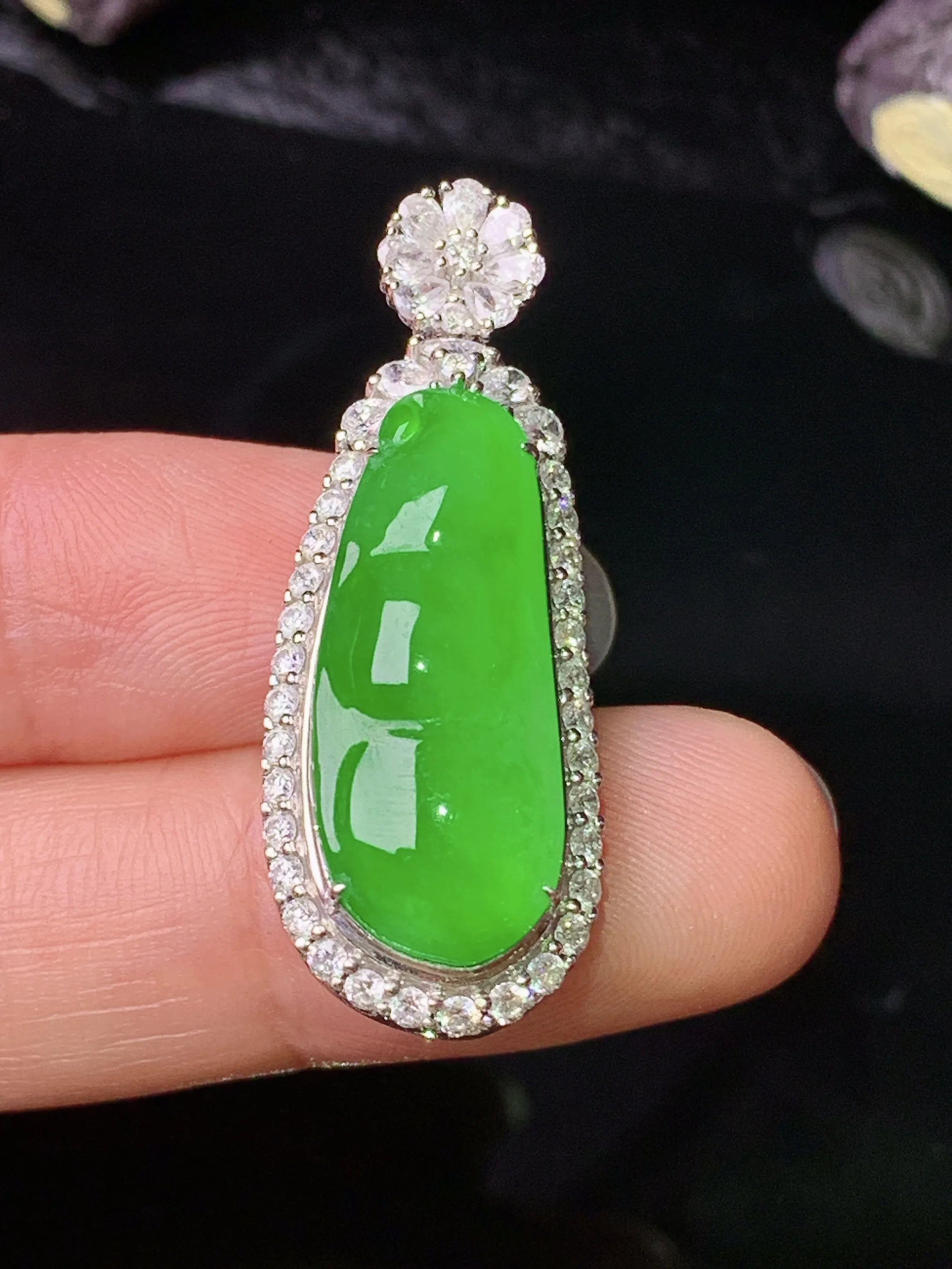 18k金钻镶嵌满绿四季豆吊坠 玉质细腻 色泽清新艳丽 整体尺寸35.6*13.5*11