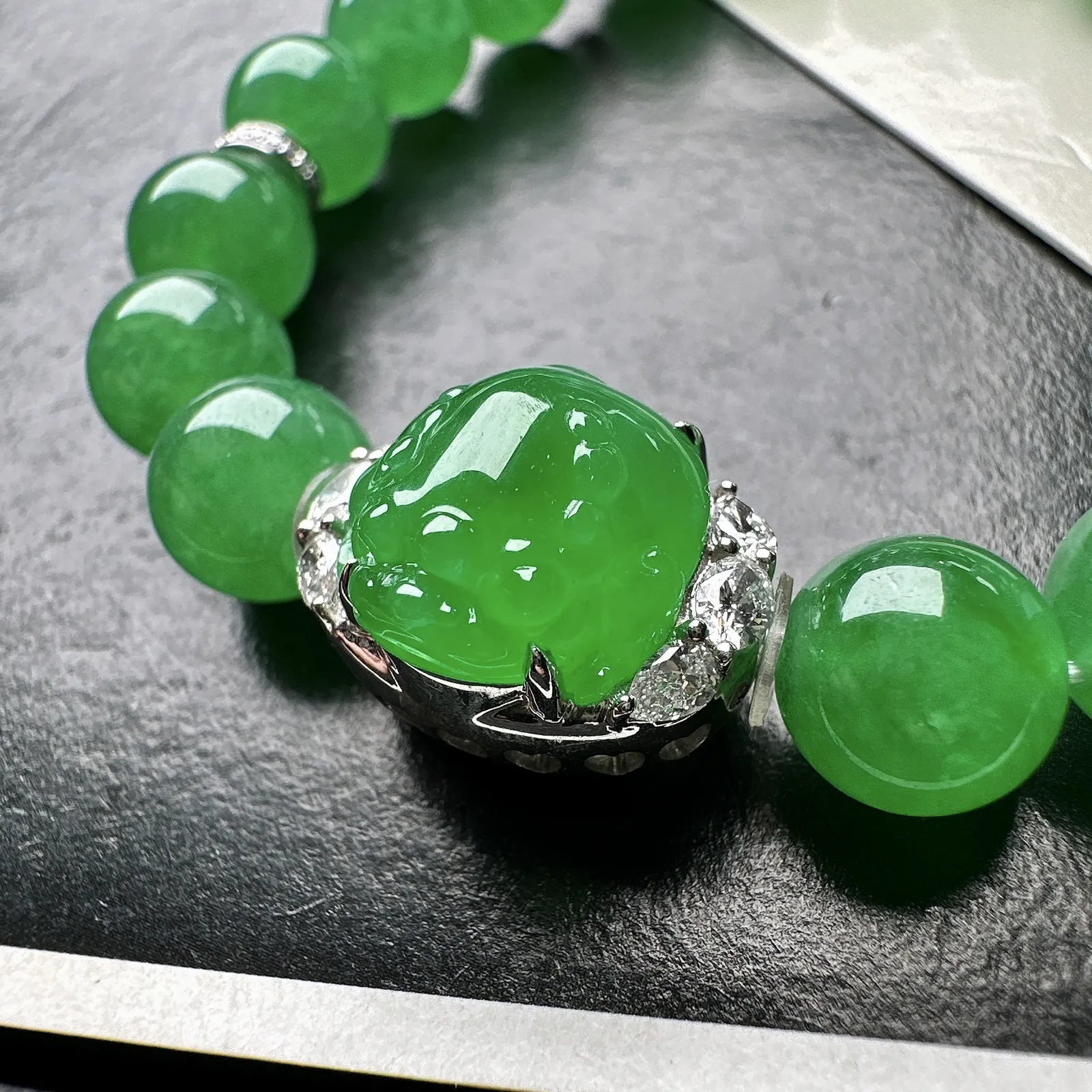 【冰种满绿圆珠手串】18k金钻镶嵌貔貅搭配手串，9.3圆珠，冰感十足，通透闪亮，颜色很艳丽，收藏品质，推荐入手