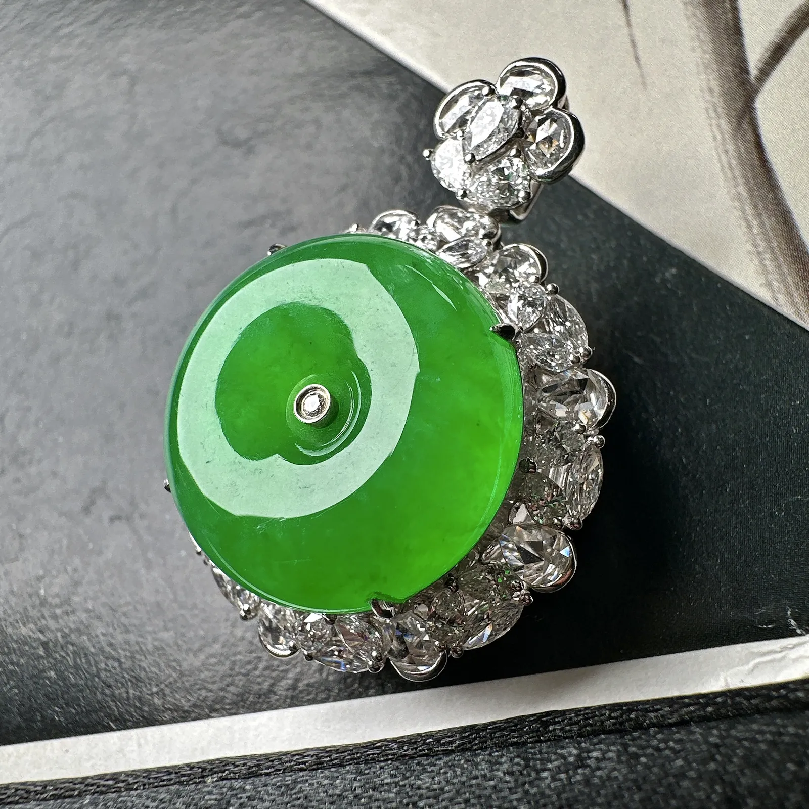 【冰种满绿平安扣】质地非常细腻，冰润十足，种老冰透，18k金钻镶嵌，裸石尺寸19.4*6.3毫米，收藏品质