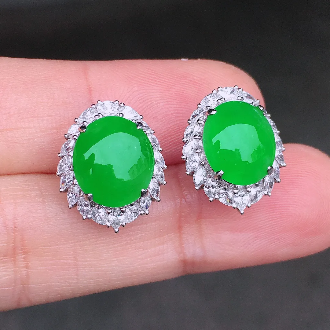 阳绿蛋面耳钉，色泽均匀艳丽，玉质细腻，荧光感超
强，饱满圆润，尽显优雅气质，18k
金豪华镶嵌