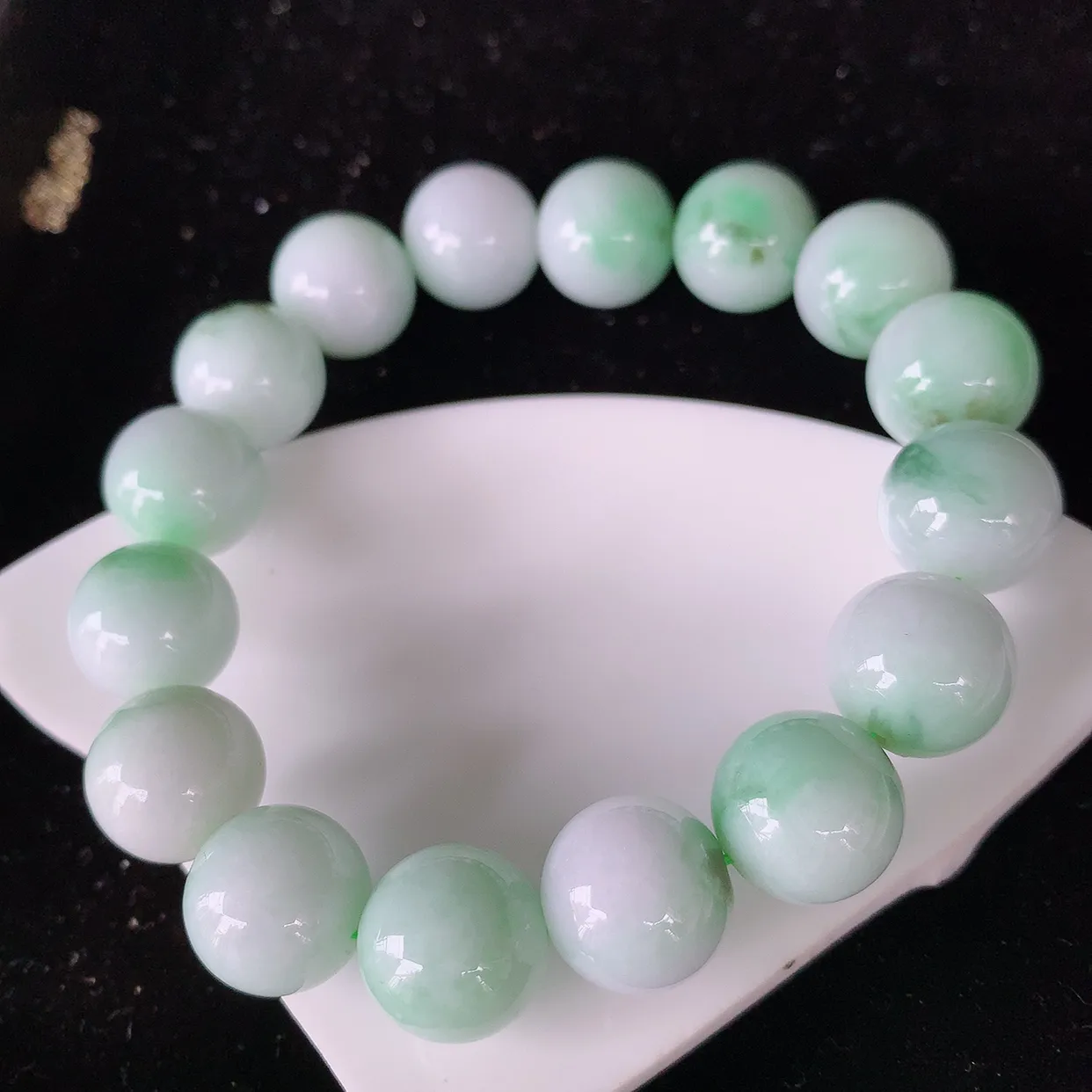 自然光实拍，冰润飘绿翡翠手串手链，种老水足，冰清玉润  颜色漂亮  #001.1取一尺寸12.8mm