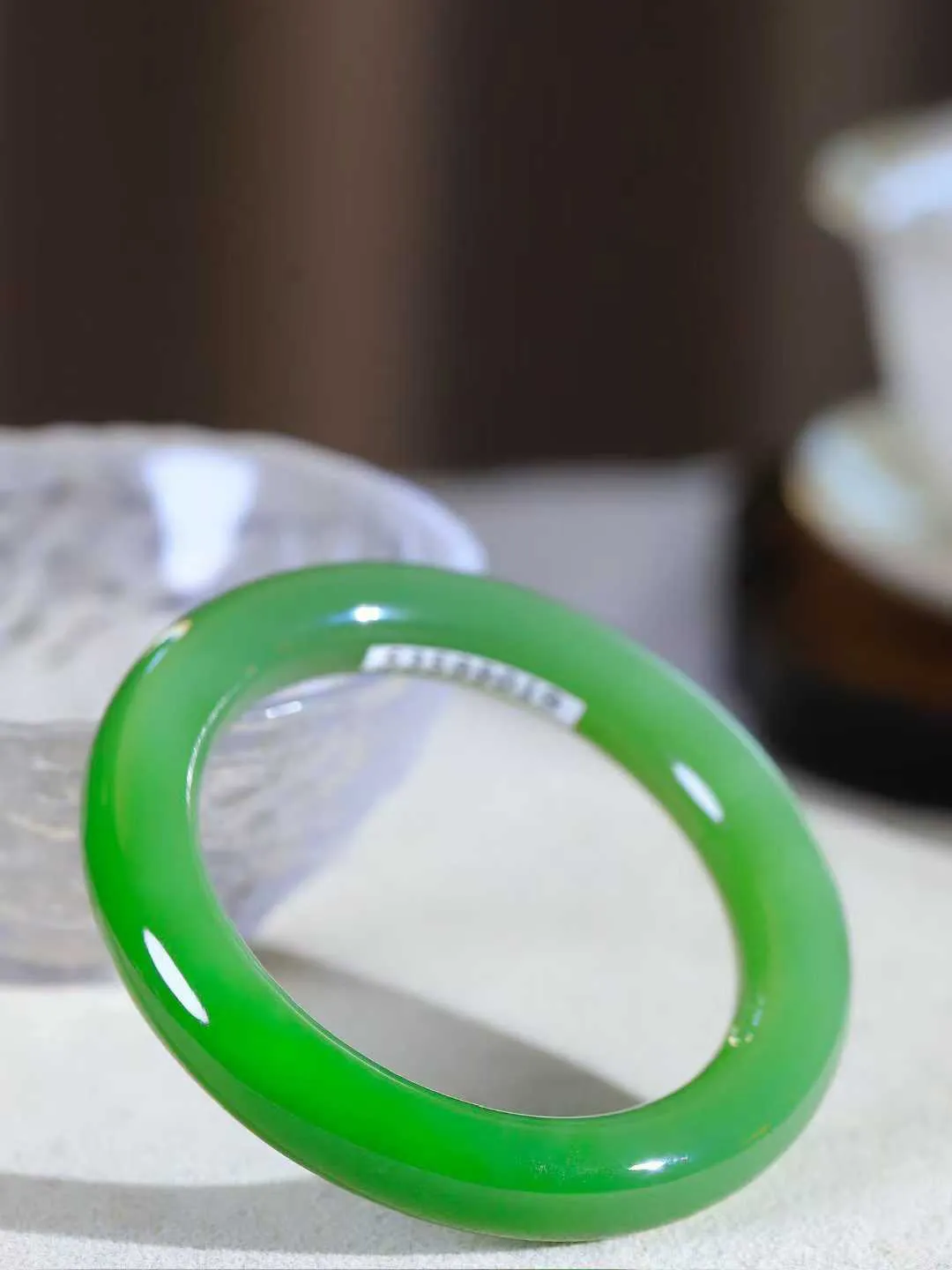 【悠悠芳华.镯】

典藏级臻品和田玉碧玉微猫眼圆条手镯 玉质温润 青葱岁月，尽收腕中，婉转流畅，凝岁月悠长。盈一眸恬淡，挽一抹绿意。重60克 内径53mm尺寸11.4-11.2mm561151913T