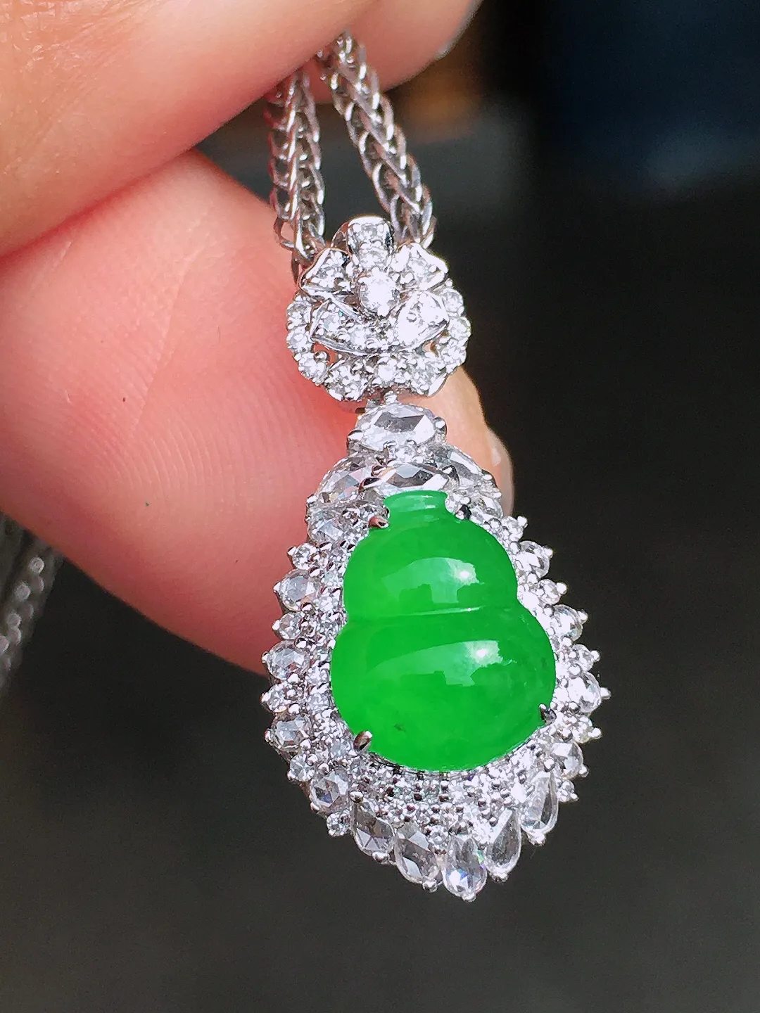 阳绿葫芦吊坠，色泽均匀艳丽，玉质细腻，荧光感超
强，饱满圆润，尽显优雅气质，18k
金豪华镶嵌