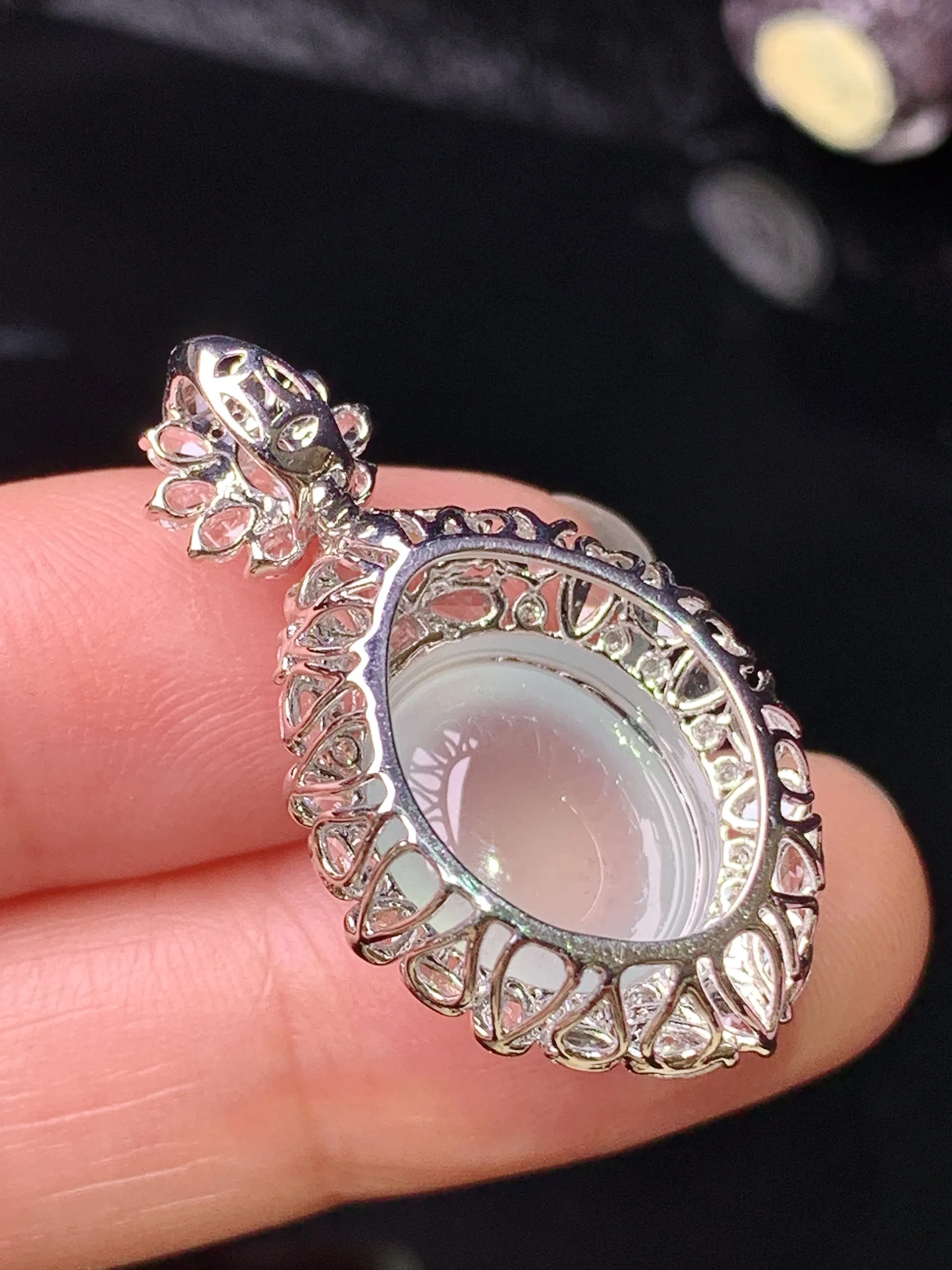 18k金钻镶嵌冰种蛋面吊坠 玉质细腻 色泽清新艳丽 整体尺寸30.8*17*13.2