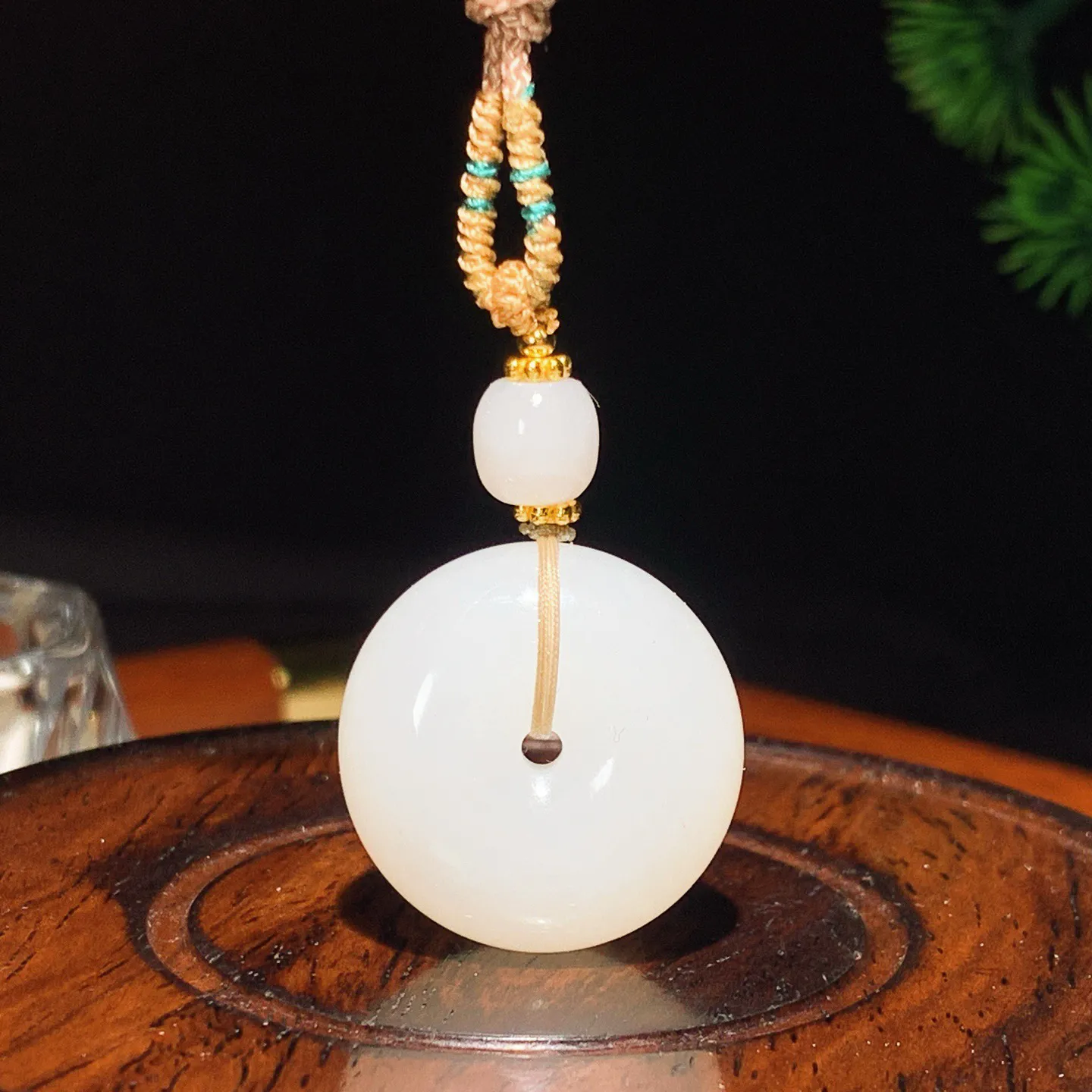 新疆和田玉羊脂白平安扣挂件。尺寸24/12重14.3克。玉质细腻油润。手推出油。佩戴高端典雅。lt2