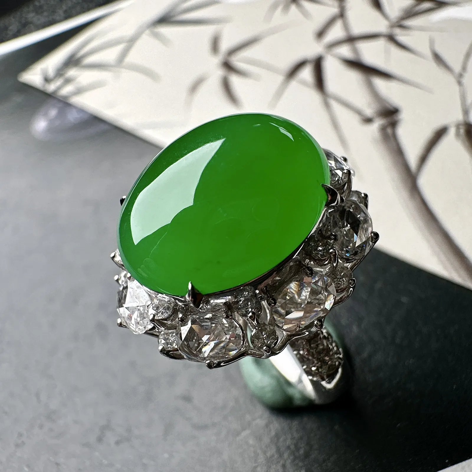 【冰种满绿蛋面戒指】质地细腻，通透闪亮，光泽耀眼，18k古法金钻镶嵌，裸石尺寸15.5*13.1*6.2毫米