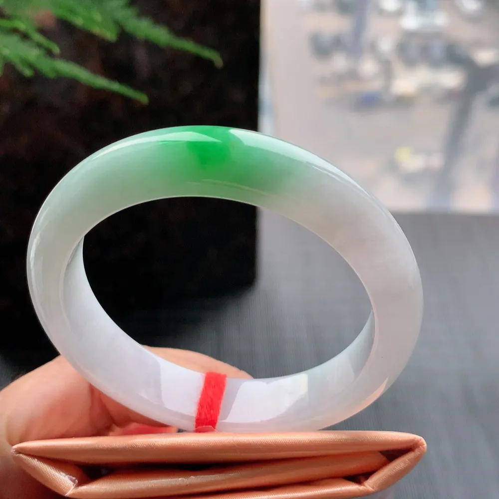 正圈冰糯阳绿 无瑕 尺寸:53.7/12.7/8.1 色好