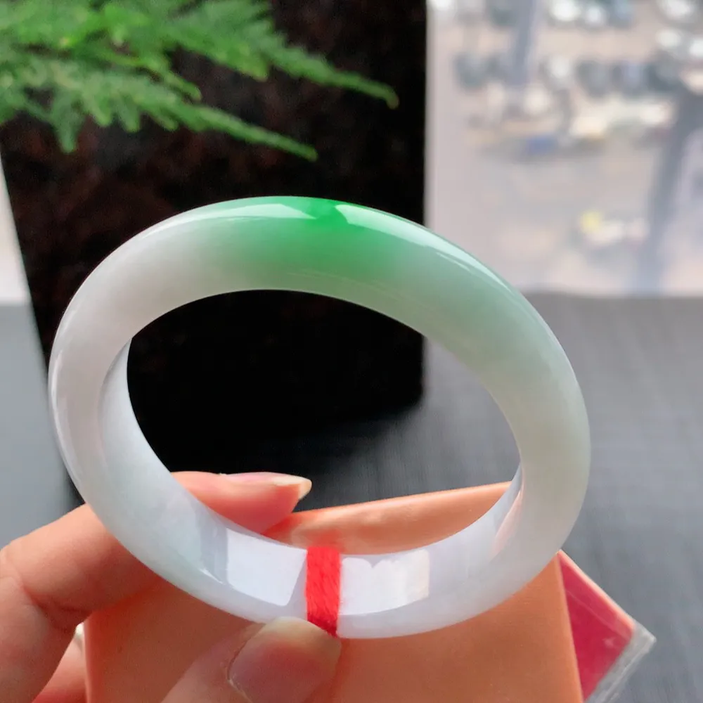 正圈冰糯阳绿 无瑕 尺寸:53.7/12.7/8.1 色好