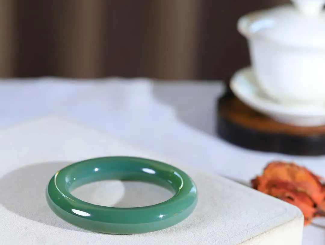 【碧波流转·手镯】

收藏级臻品️和田玉碧玉圆条手镯，玉质细腻温润，手感舒适，️线条流畅，简