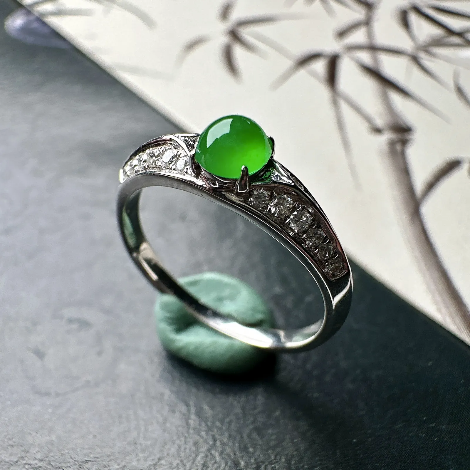 【冰种满绿蛋面戒指】种水色俱全，冰透闪亮，通透感饱满度很好，18k金钻镶嵌，裸石尺寸4.5*4.2*3毫米，圈口可改
