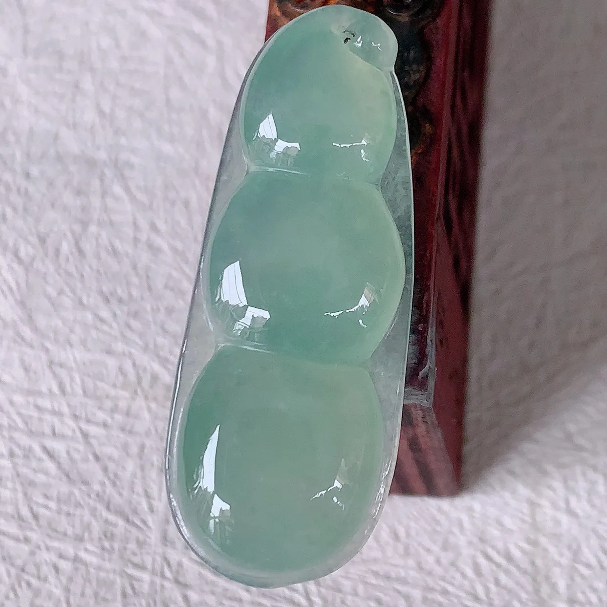 自然光实拍，冰种翡翠福豆吊坠，寓意“四季平安，福气满满”胶感十足，饱满，佩戴效果优雅迷人！#01.17