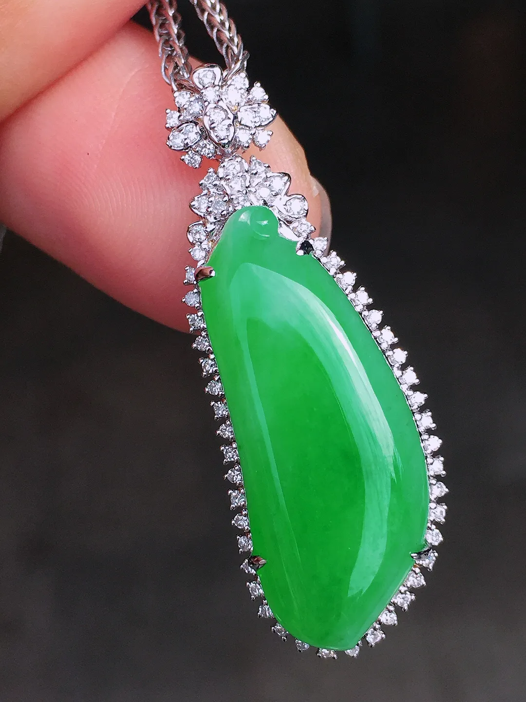 阳绿福瓜吊坠，色泽均匀艳丽，玉质细腻，荧光感超
强，饱满圆润，尽显优雅气质，18k
金豪华镶嵌