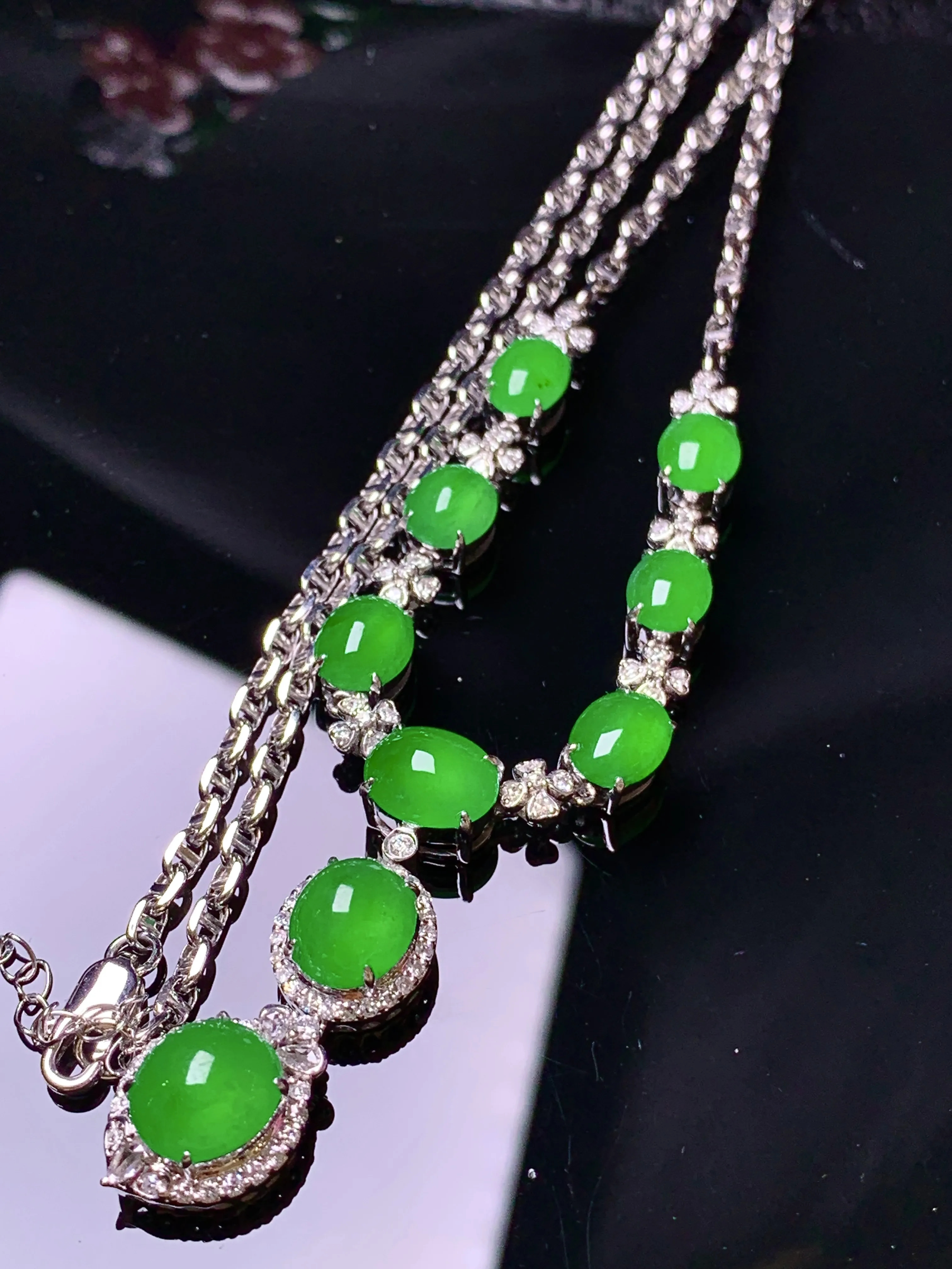 18k金钻镶嵌满绿蛋面项链 玉质细腻 色泽清新艳丽 整体尺寸67*9.8*7.6