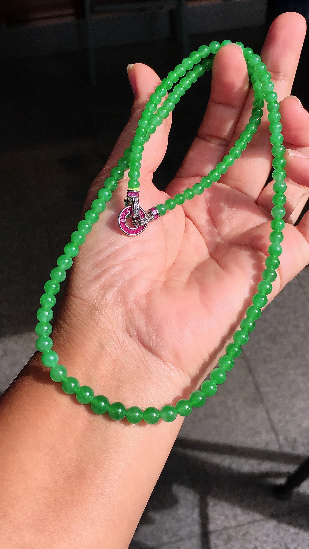 阳绿珠子项链，色泽均匀艳丽，玉质细腻，荧光感超
强，饱满圆润，尽显优雅气质，