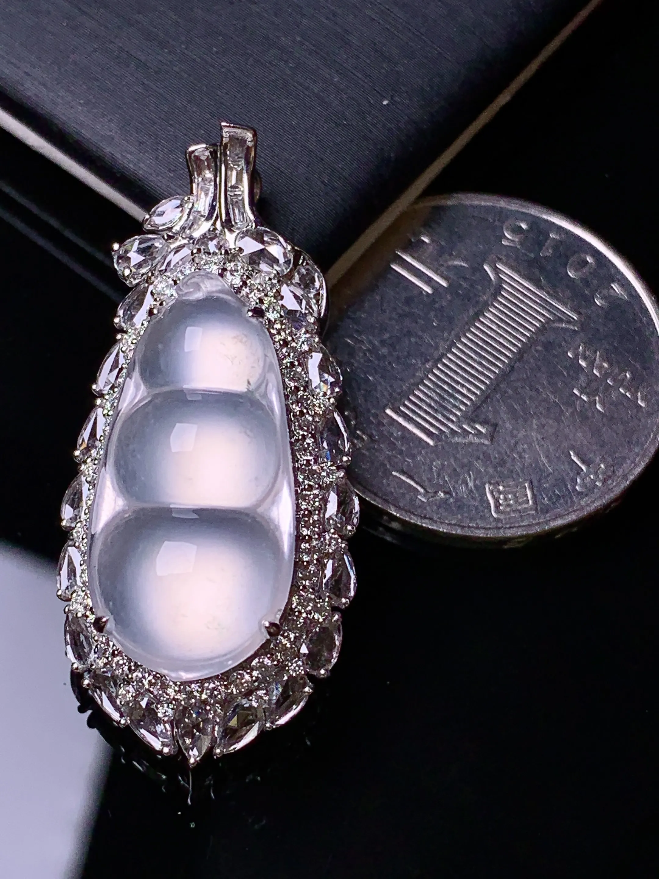 18k金钻镶嵌冰种四季豆吊坠 玉质细腻 色泽清新艳丽 整体尺寸36.2*17*12.6