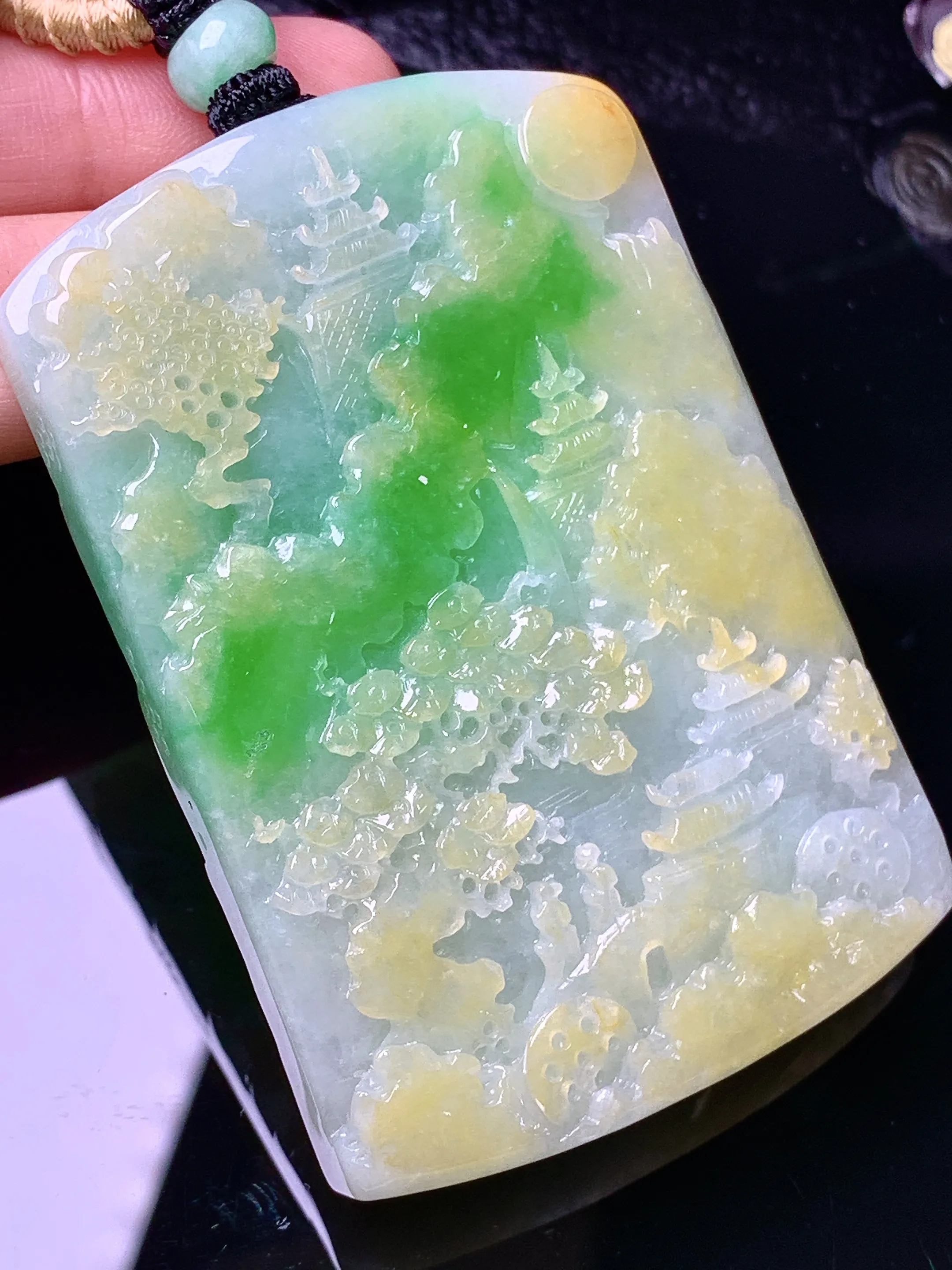 飘黄绿山水牌子吊坠 玉质细腻 色泽清新艳丽 整体尺寸64.5*44.3*9