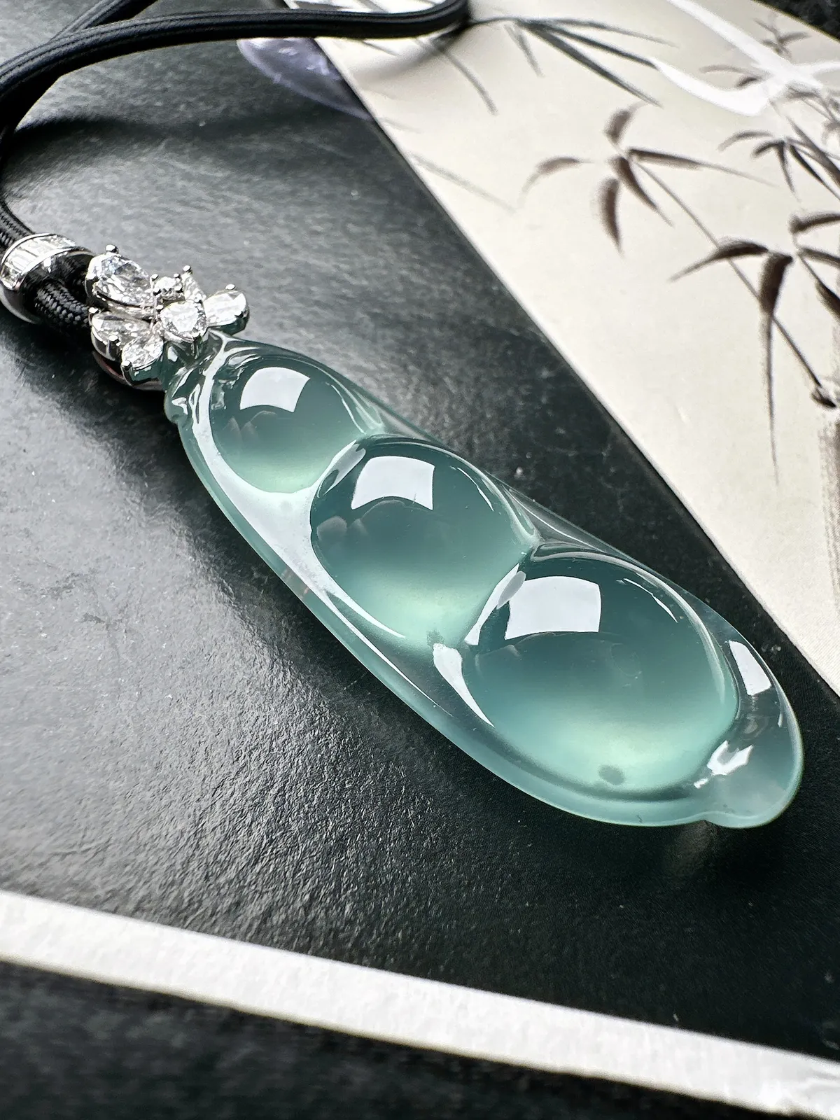 【冰种福豆吊坠】天空蓝老料，起钢光，种地上乘，冰感十足，通透起光，饱满圆润，收藏品质，18k金钻镶嵌，裸石尺寸44.8*16.6*9.7毫米