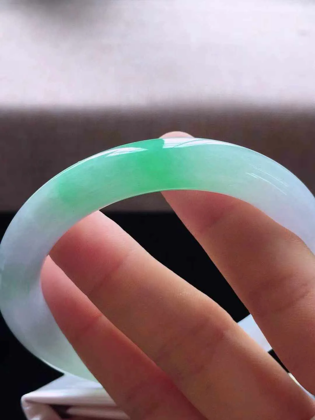 【翡翠名称】冰春彩56圈口圆条翡翠手镯
【翡翠尺寸】56*9.6*9.3mm适合56-58正圈口佩戴
【翡翠描述】缅甸天然翡翠A货，种老水足，玉质细腻，色泽靓丽，性价比高，佩戴效果好！