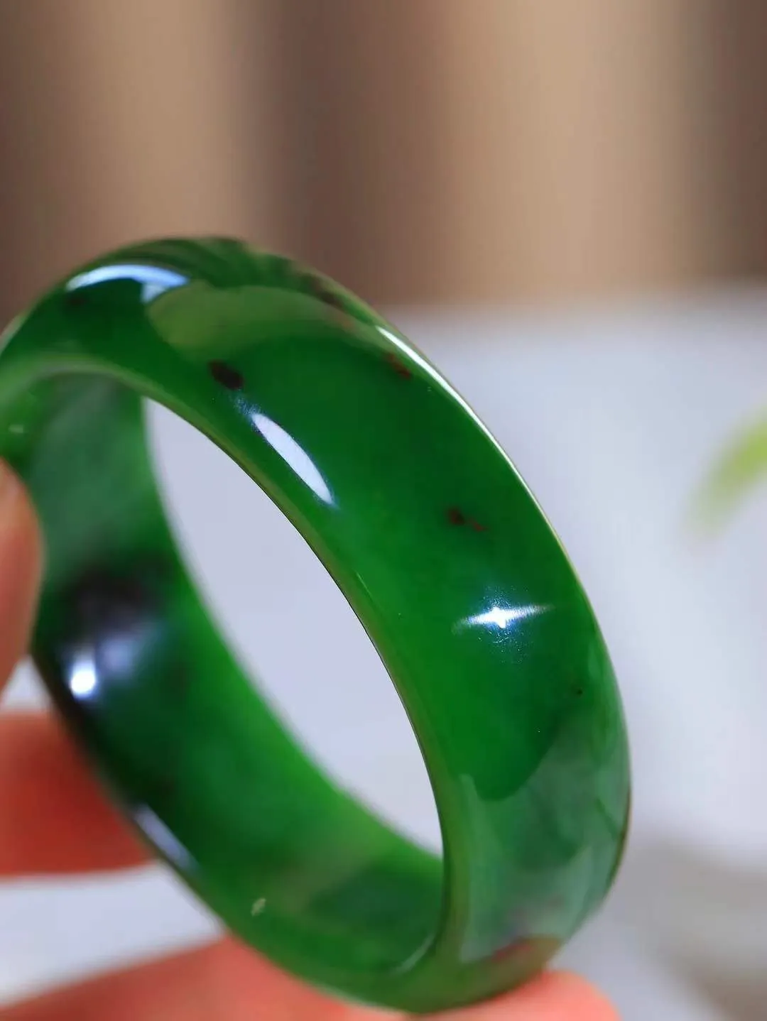 【碧波流转·手镯】

收藏级臻品️和田玉碧玉手镯，玉质细腻温润，手感舒适，️线条流畅，简约大气，美自天成，佩戴于腕间，婉约之美，举手投足间透出那份低调奢华，醉人心扉。
重83.4克 内径圈口59mm尺寸19.3-8mm  FDA-131151808