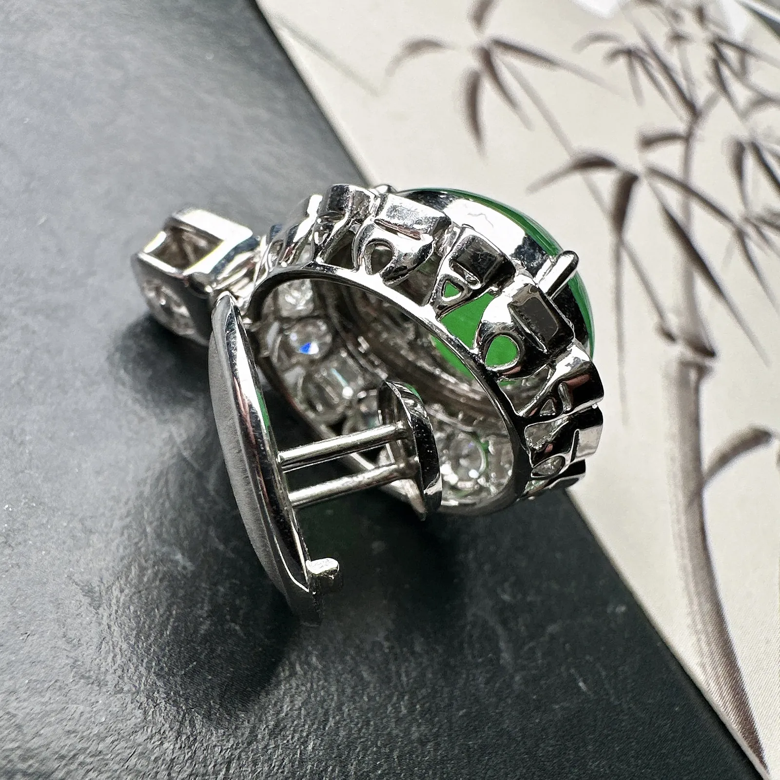 【冰种满绿蛋面吊坠】质地细腻，冰润起光，胶感强烈，冰感明显。18K金钻精美镶嵌，裸石尺寸16.2*14.7*8.2毫米