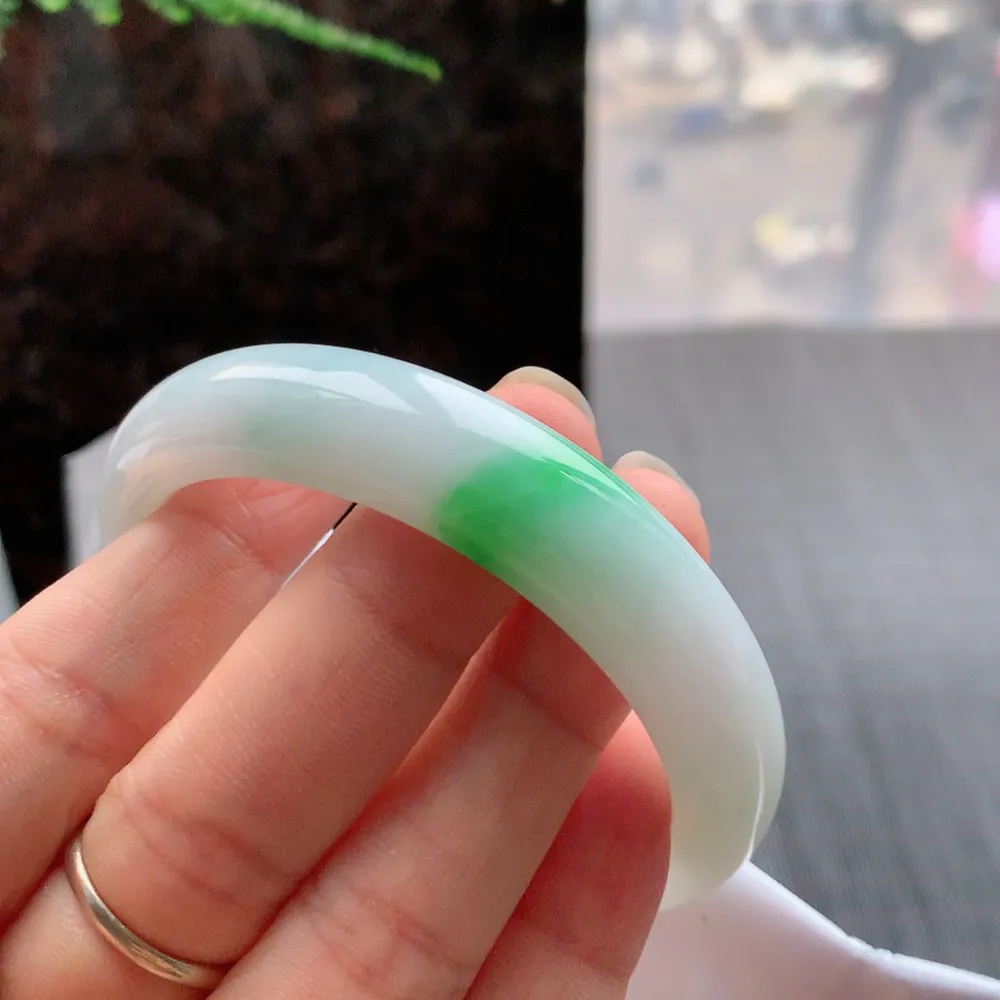 正圈冰糯阳绿 无瑕 尺寸:55.4/12.5/8.2 色好