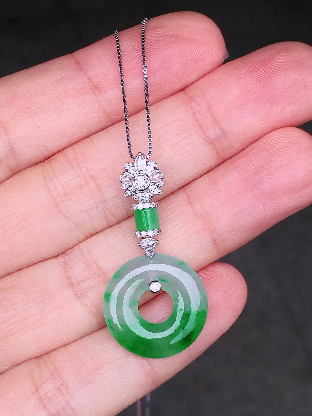 飘绿平安扣吊坠，色泽艳丽，玉质细腻，荧光感超
强，饱满圆润，尽显优雅气质，18k
金豪华镶嵌