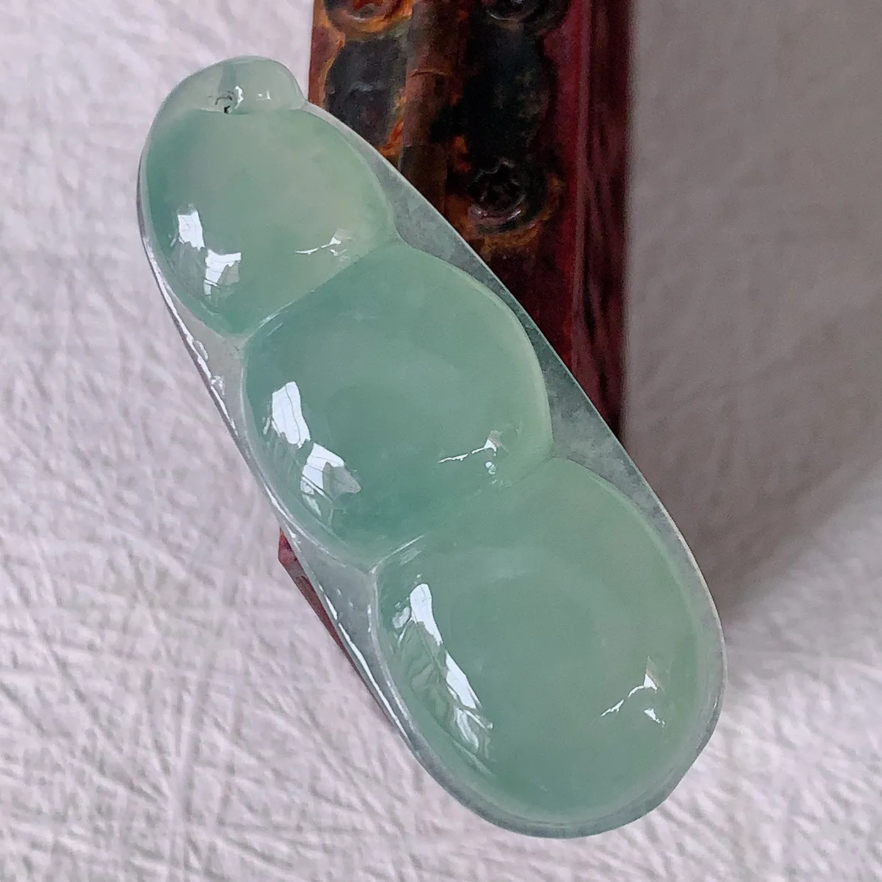 自然光实拍，冰种翡翠福豆吊坠，寓意“四季平安，福气满满”胶感十足，饱满，佩戴效果优雅迷人！#01.1