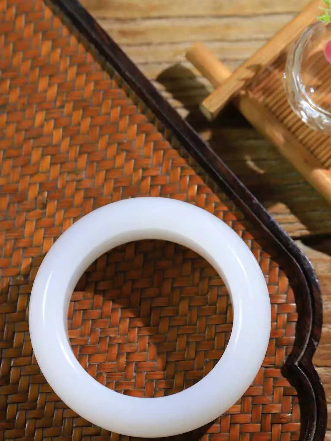 （柔情似水.手镯）

收藏级臻品和田玉白玉带藕粉手镯，玉质温润细腻，镯型饱满圆润，优雅知性，姽婳于幽静兮，又婆娑乎人间，经典款型，古朴典雅。极具灵性，腕间风情，风姿卓越。 重129.6克    内径51mm 尺寸24-11.5mm   781141941T