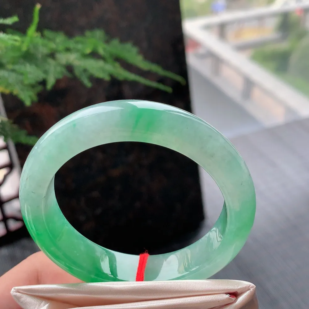 正圈冰阳绿 无瑕 尺寸:53.8/13.2/8.6 种色俱佳