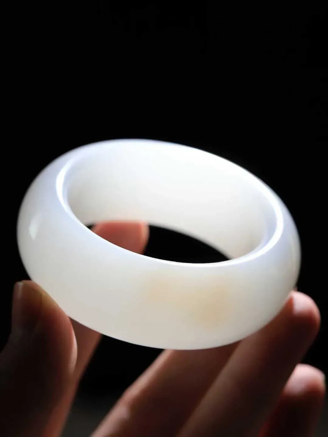 （柔情似水.手镯）

收藏级臻品和田玉白玉带藕粉手镯，玉质温润细腻，镯型饱满圆润，优雅知性，姽婳于幽静兮，又婆娑乎人间，经典款型，古朴典雅。极具灵性，腕间风情，风姿卓越。 重129.6克    内径51mm 尺寸24-11.5mm   781141941T