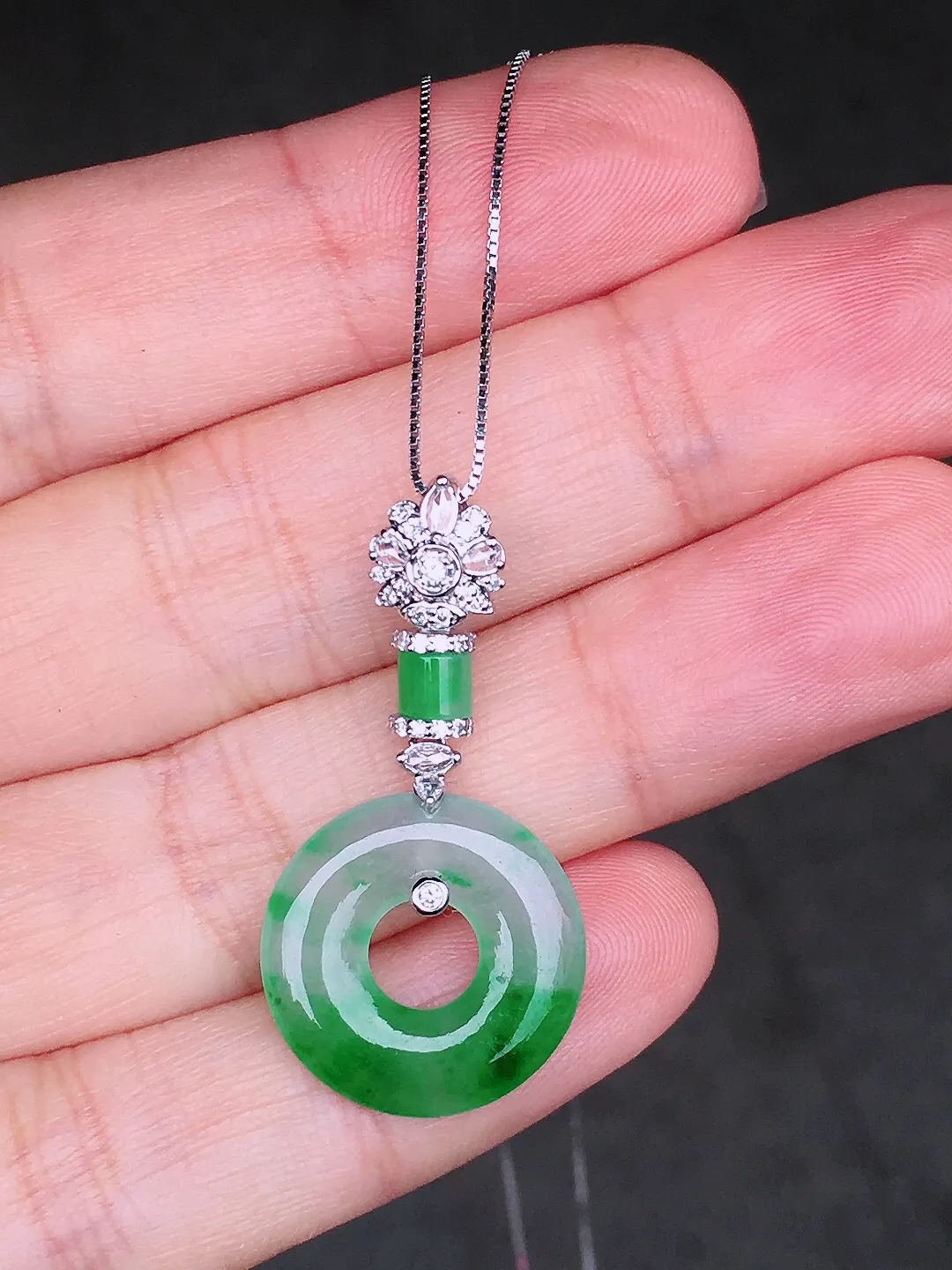 飘绿平安扣吊坠，色泽艳丽，玉质细腻，荧光感超
强，饱满圆润，尽显优雅气质，18k
金豪华镶嵌