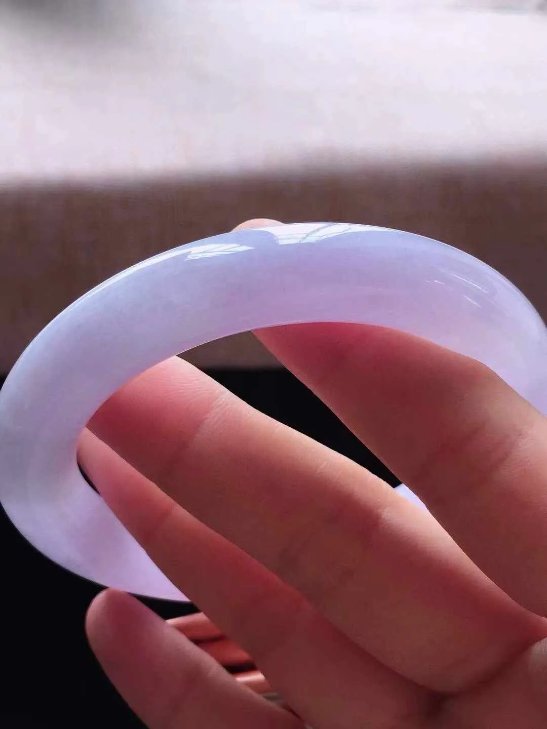 【翡翠名称】老种紫罗兰56.5圈口圆条翡翠手镯
【翡翠尺寸】56.5*11.2*11.2 mm适合56.5-58正圈口佩戴
【翡翠描述】缅甸天然翡翠A货，种老水足，玉质细腻，色泽靓丽，性价比高，佩戴效果好！