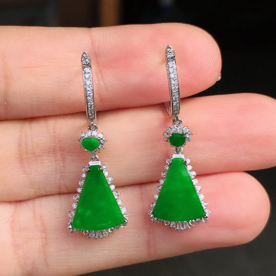 阳绿无事牌耳坠，色泽均匀艳丽，玉质细腻，荧光感超
强，饱满圆润，尽显优雅气质，18k
金豪华镶嵌