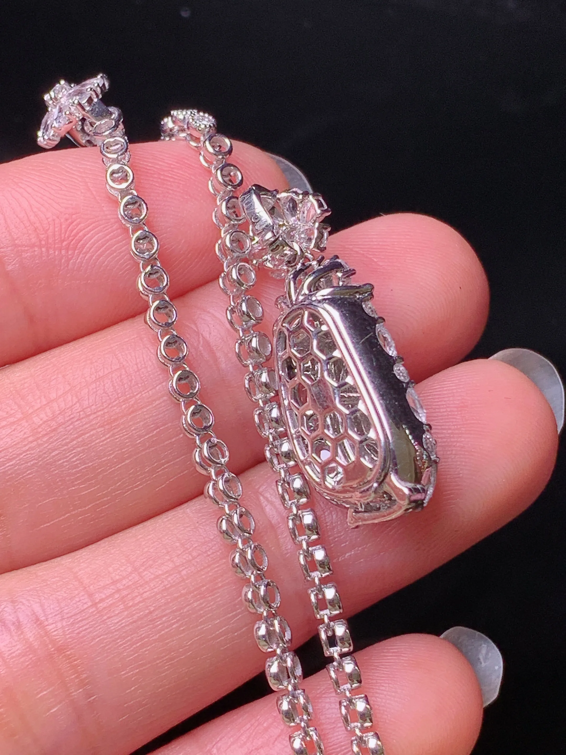 18k金钻镶嵌满绿四季豆手链吊坠两用款 玉质细腻 色泽清新艳丽 裸石尺寸14.8*6.3*2.6