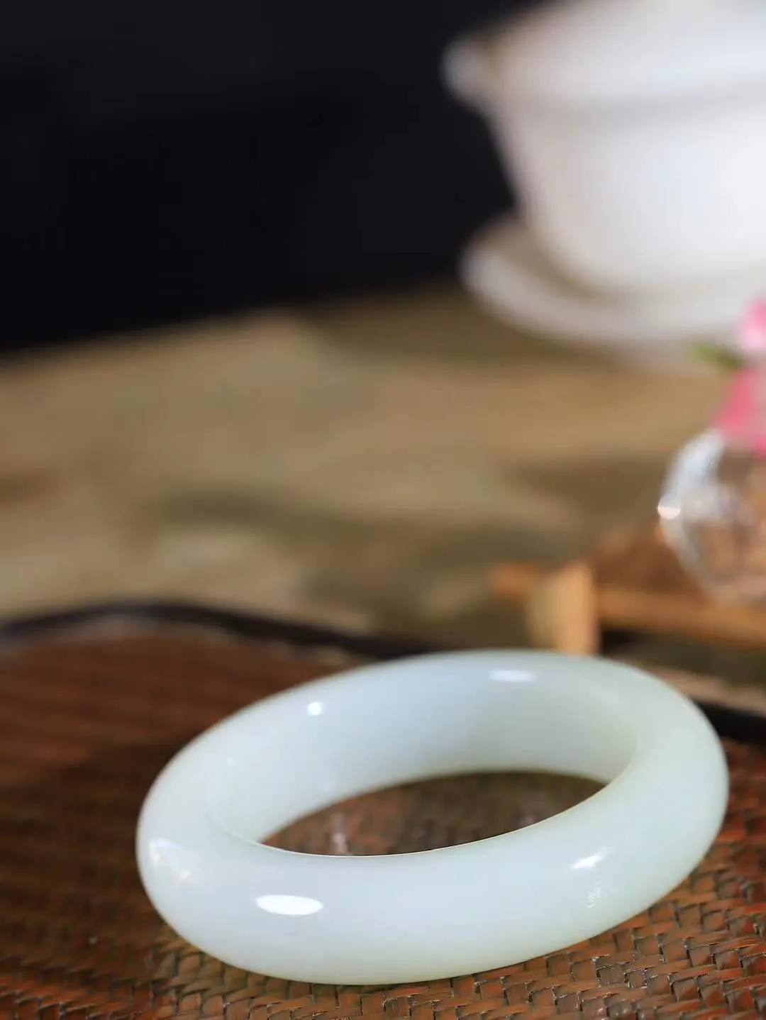 【婉约佳人.手镯】

精品和田玉白玉手镯 玉质温润细腻 油性十足 手感舒适，高华雅逸，线条流畅，简约