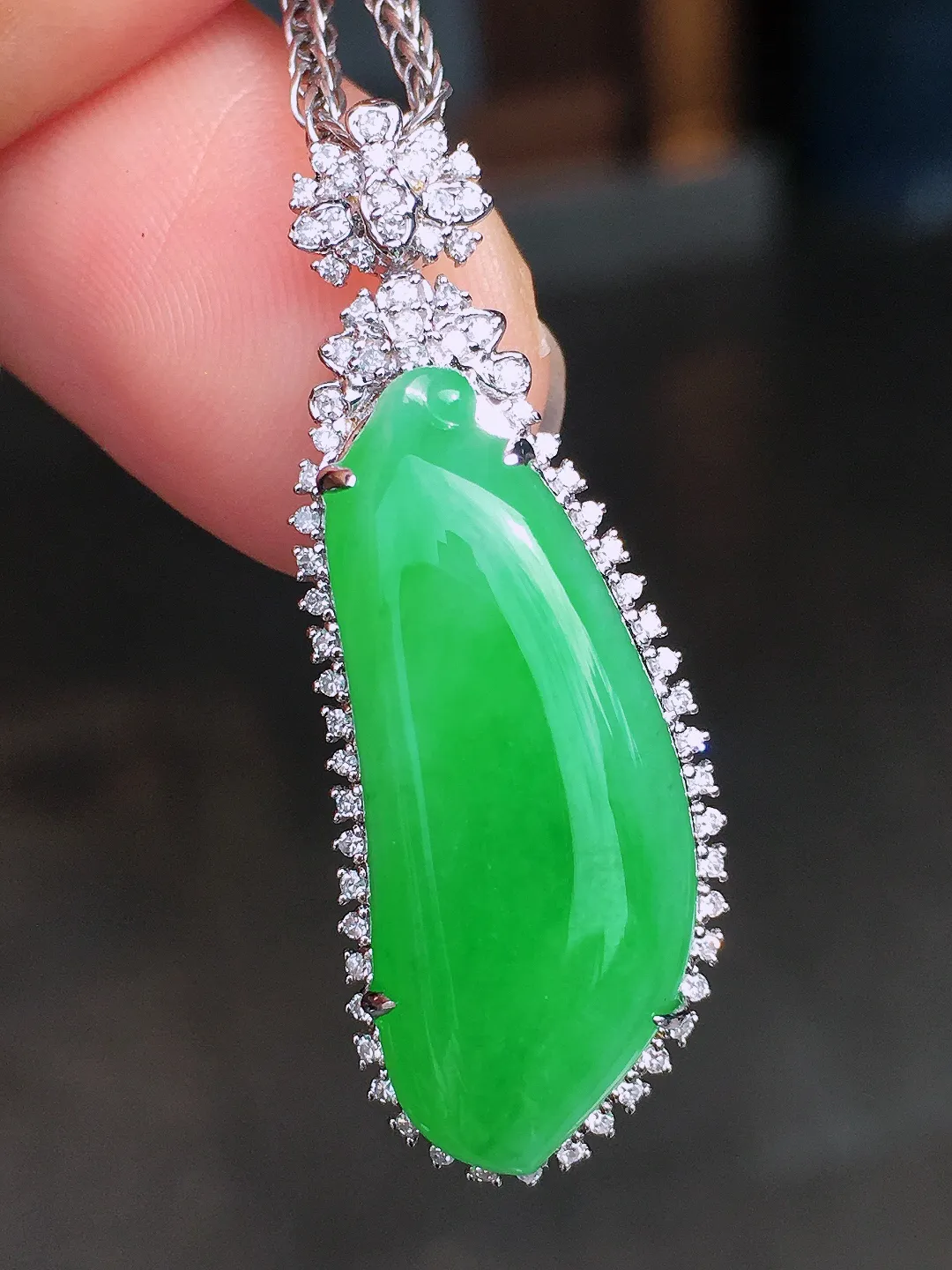 阳绿福瓜吊坠，色泽均匀艳丽，玉质细腻，荧光感超
强，饱满圆润，尽显优雅气质，18k
金豪华镶嵌