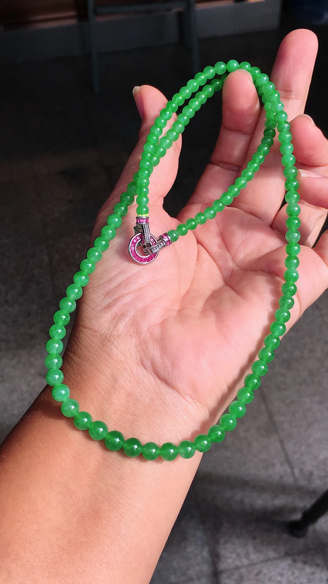 阳绿珠子项链，色泽均匀艳丽，玉质细腻，荧光感超
强，饱满圆润，尽显优雅气质，